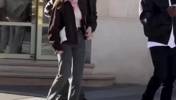 居莱尔竟有如此漂亮的女友！带着女友在巴黎逛街时被路人拍到啦~